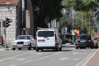Vrgorac, Hırvatistan, şehirde 20.09.2024 otobüs, arabalar, sokak