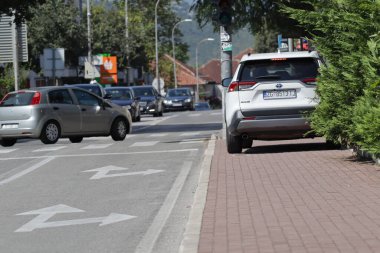 Vrgorac, Hırvatistan, şehirde 20.09.2024 otobüs, arabalar, sokak