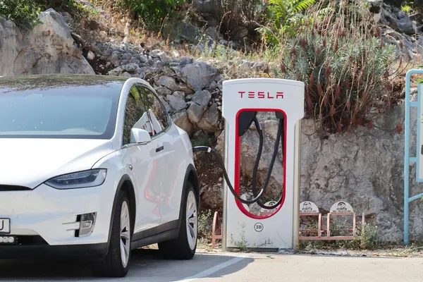  Vrgorac, Hırvatistan, 20.09.2024. Tesla eletric araba şarj, yüksek kaliteli görüntü