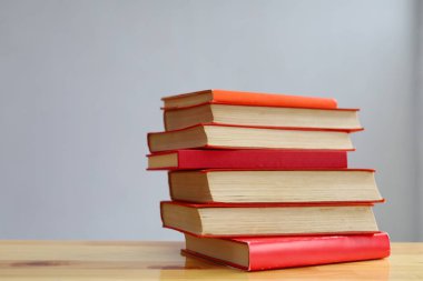 İçerideki ahşap masada yığınla kitap var. Metin için boşluk