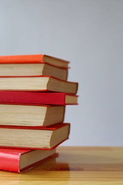 Yığın kitap ahşap masa