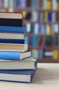 Kütüphanede kitap yığını, eğitim geçmişi