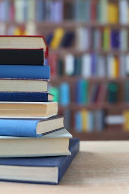 Sokakta bir yığın eski kitap, yüksek kaliteli görüntü.