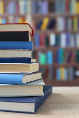 Masada bir yığın kitap