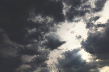 Mavi gökyüzünde fırtına bulutları, ai