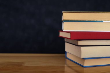 Masada bir yığın kitap