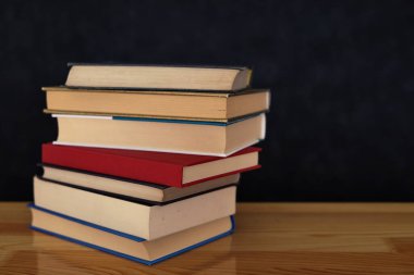 Tahta masadaki kitaplar.