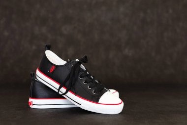 Bölünme, Hırvatistan, 27.08.2024. Büyük yıldız ayakkabıları, spor ayakkabıları, modern spor ayakkabıları, erkek ayakkabıları, kadın ayakkabıları, spor, eğlence, yürüyüş, koşu ayakkabıları, beyaz arka planda New York spor ayakkabıları.