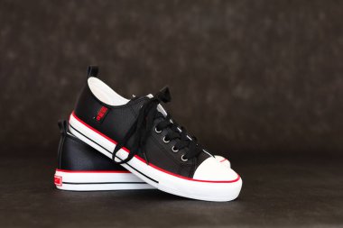 Bölünme, Hırvatistan, 27.08.2024. Büyük yıldız ayakkabıları, spor ayakkabıları, modern spor ayakkabıları, erkek ayakkabıları, kadın ayakkabıları, spor, eğlence, yürüyüş, koşu ayakkabıları, beyaz arka planda New York spor ayakkabıları.