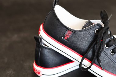 Bölünme, Hırvatistan, 27.08.2024. Büyük yıldız ayakkabıları, spor ayakkabıları, modern spor ayakkabıları, erkek ayakkabıları, kadın ayakkabıları, spor, eğlence, yürüyüş, koşu ayakkabıları, beyaz arka planda New York spor ayakkabıları.