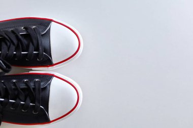 Beyaz arka planda siyah ayakkabılar, düz yatış, üst manzara. Metin için boşluk