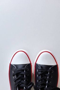 Beyaz arka planda siyah ayakkabılar, düz yatış, üst manzara. Metin için boşluk