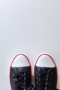 Beyaz arka planda siyah ayakkabılar, düz yatış, üst manzara. Metin için boşluk
