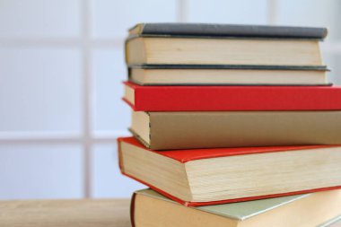 Ahşap zemin üzerine kitap yığını