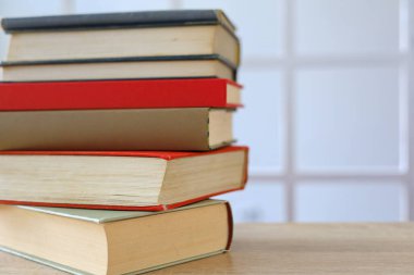 Kütüphanedeki kitap yığını