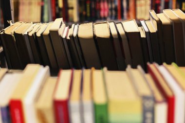 Kütüphanede kitap yığını