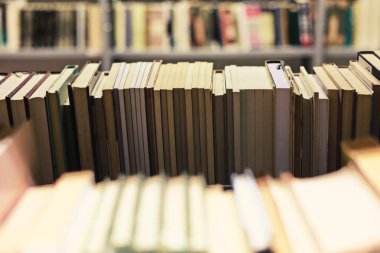 Kitaplar kütüphanede rafta.