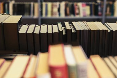 Kitap yığını, kütüphane konsepti, bulanık arkaplan.