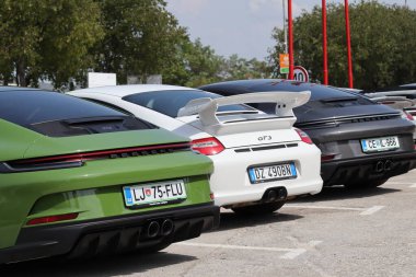 Şehirde park edilmiş bir araba.