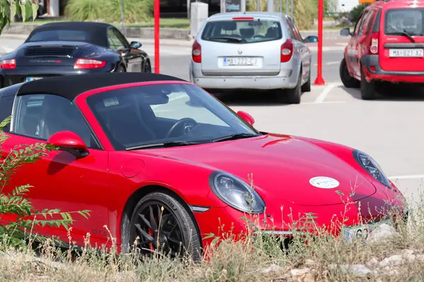 Otoparktaki kırmızı araba.