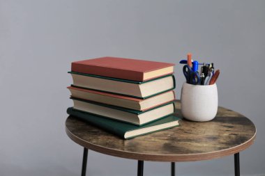 Bir yığın kitap ve kalem.