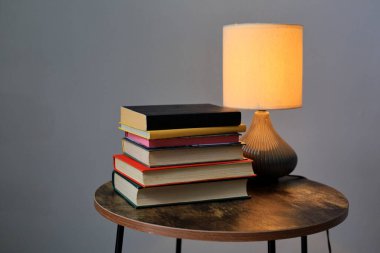 Kütüphanede lambalı kitap