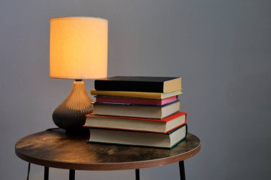 Kitap ve kitaplar masanın üstünde.