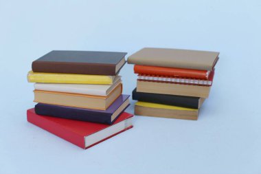 izole kitap yığını