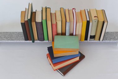 Masada yığınla kitap var.