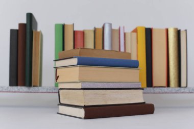 Beyaz arkaplan üzerine kitap yığını.
