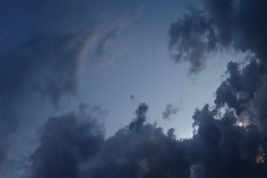 Mavi gökyüzünde fırtına bulutları, ai