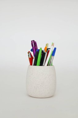 Mavi gökyüzünde fırtına bulutları, ai