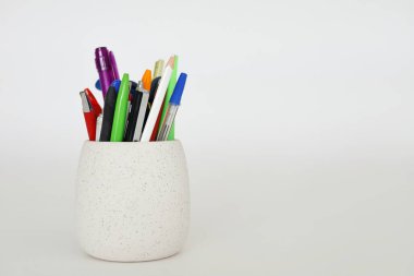 Renkli plastik bir konteynırın yakın çekim görüntüsü.