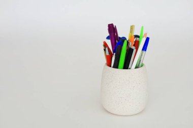 Okul için beyaz arkaplanda renkli kalemler