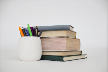 Beyaz arkaplan üzerine kitap yığını