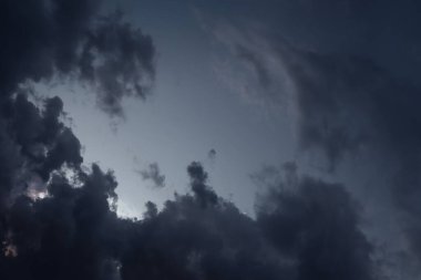 Mavi gökyüzünde fırtına bulutları, ai