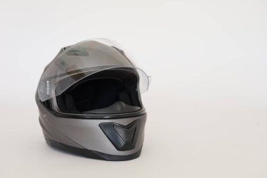 Beyaz arkaplanda izole edilmiş motosiklet kaskı