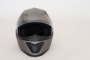 Beyaz arkaplanda motosiklet kaskı