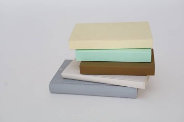 Beyaz arkaplan üzerine kitaplar, ai