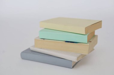 Eski kitap yığını, beyaz arkaplan üzerine kitap yığını, kopyalama alanı