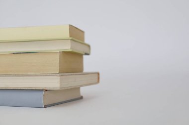 Beyaz arkaplan üzerine kitap yığını.