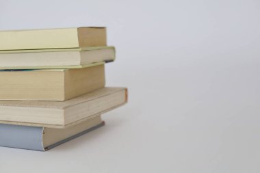 Beyaz arkaplan üzerine kitap yığını