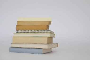 Beyaz arkaplan üzerine kitaplar, ai