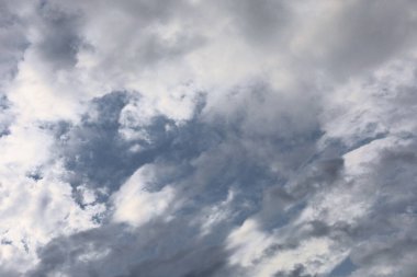 Mavi gökyüzünde fırtına bulutları, ai