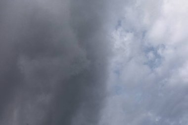 Mavi gökyüzünde fırtına bulutları, ai