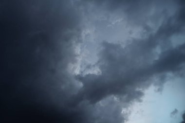 Mavi gökyüzünde fırtına bulutları, ai