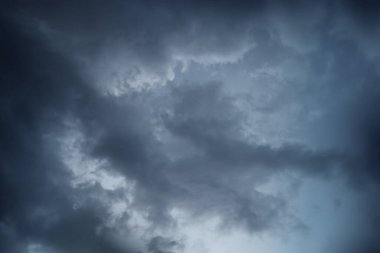 Mavi gökyüzünde fırtına bulutları, ai