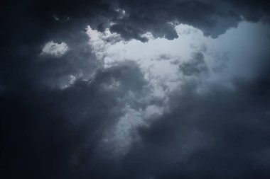 Mavi gökyüzünde fırtına bulutları, ai