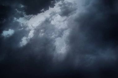 Mavi gökyüzünde fırtına bulutları, ai