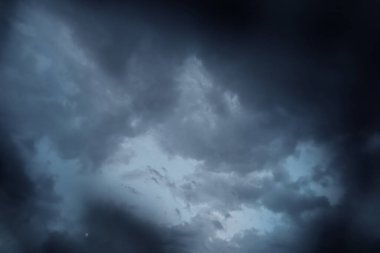 Mavi gökyüzünde fırtına bulutları, ai